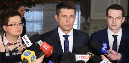 Petru tłumaczy się z wyjazdu z piękną posłanką