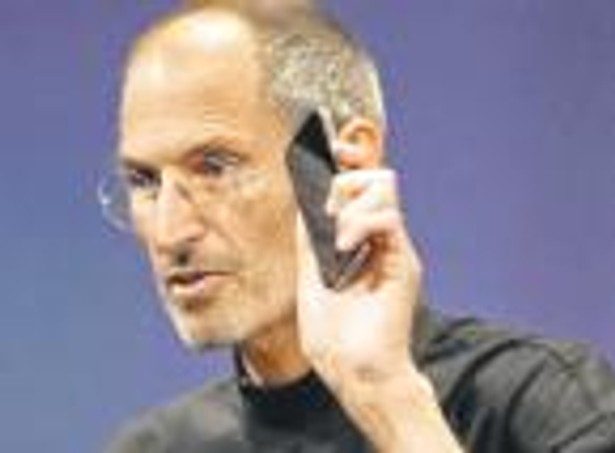 Steve Jobs broni najnowszego iPhone’a Fot. Bloomberg