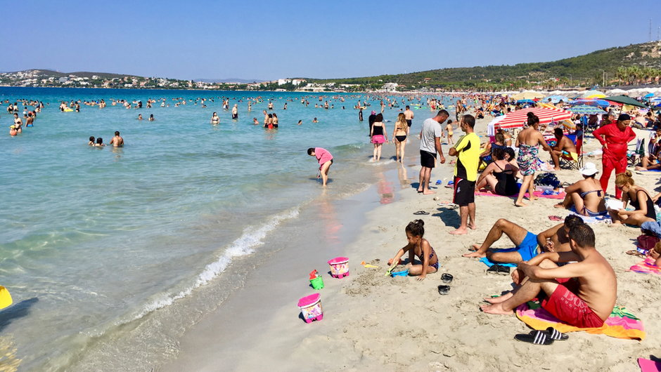 Turyści na plaży w Turcji