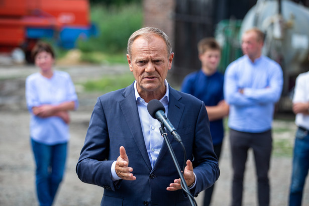 Mikołów (woj. śląskie), 02.08.2022. Przewodniczący Platformy Obywatelskiej Donald Tusk podczas briefingu po spotkaniu z protestującymi w sprawie Centralnego Portu Komunikacyjnego