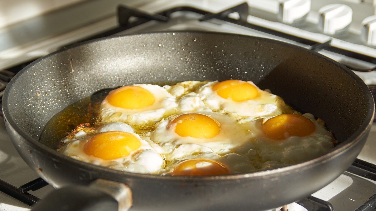 Neverovatan trik da od jednog jajeta ispržite čak 6 jaja na oko