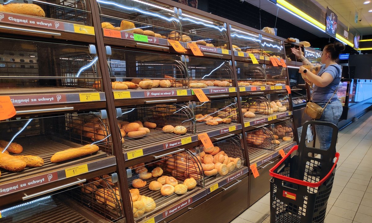 Tyle zapłacił za bułki. Twierdzi, iż to szokująco dużo. Internauci nie wytrzymali