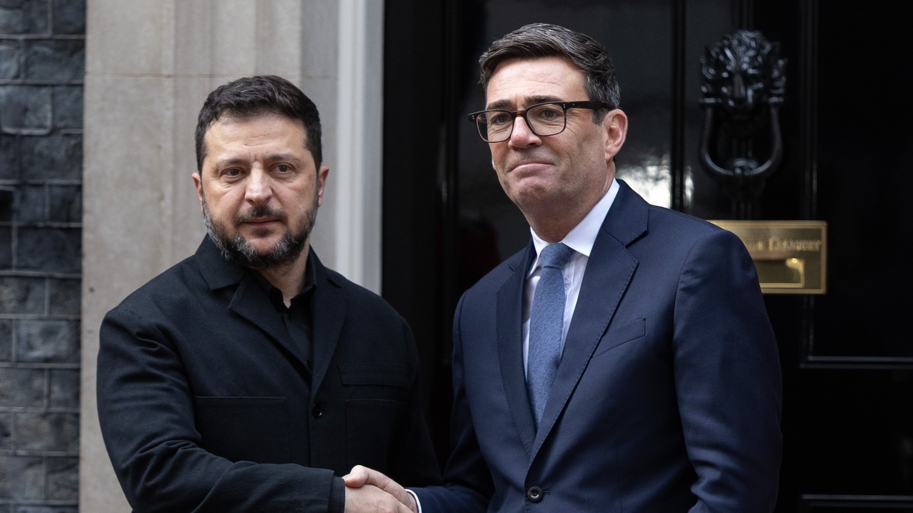 Aflat la Londra, Volodimir Zelenski spune că se simte „trădat” de Donald Trump: „Este împins în direcția greșită și este dureros” Mesaj și pentru Elon Musk