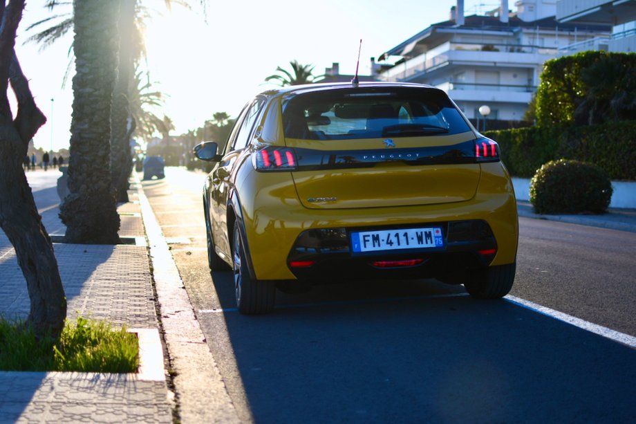 Peugeot e-208