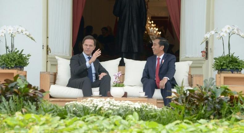 Netherland's Prime Minister Mark Rutte chats to to Indonesian President Joko Widodo at the presidential palace in Jakarta on November 23, 2016