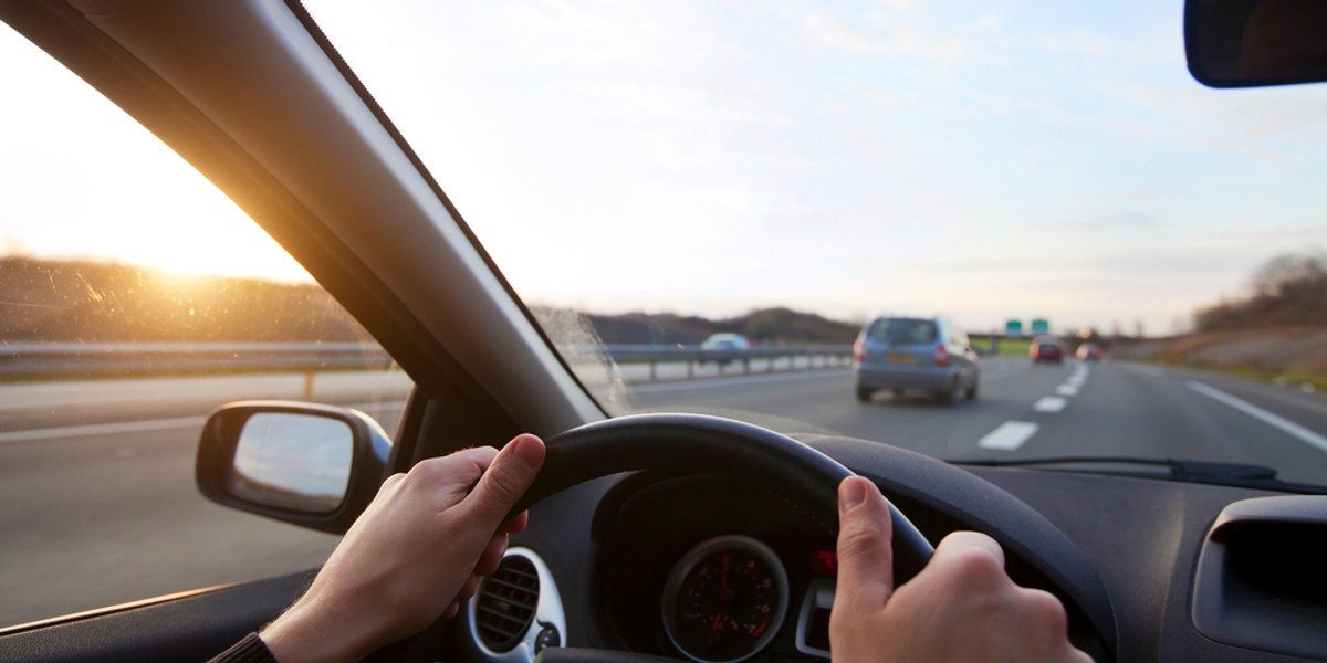 Nie wszyscy pracownicy muszą korzystać ze służbowych aut. Pracodawca może zrekompensować im fakt, że korzystają z własnych samochodów.