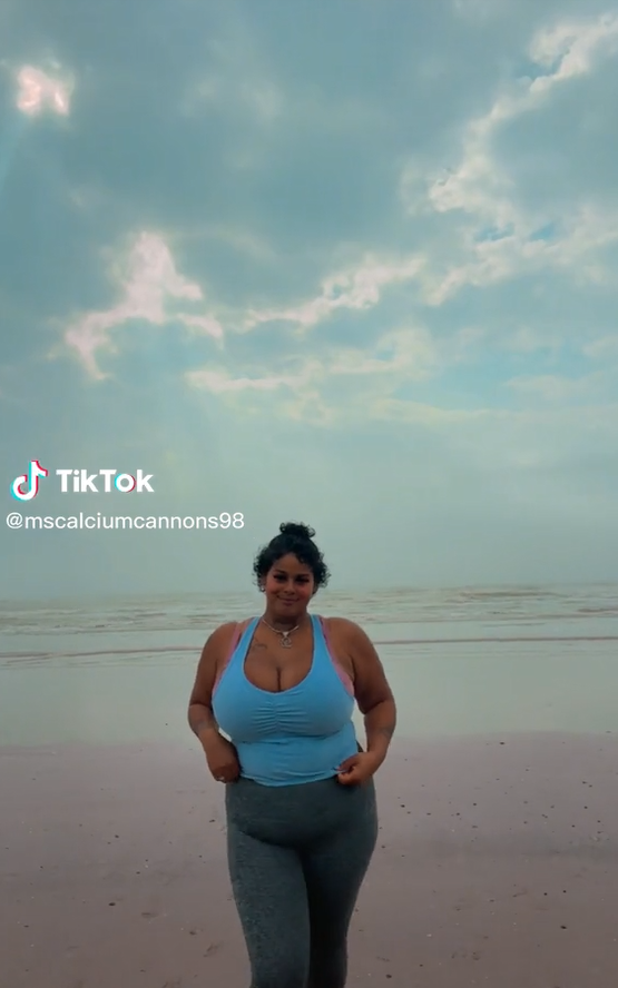 Mamička zdieľa videá, na ktorých dojčí svoje dieťa.