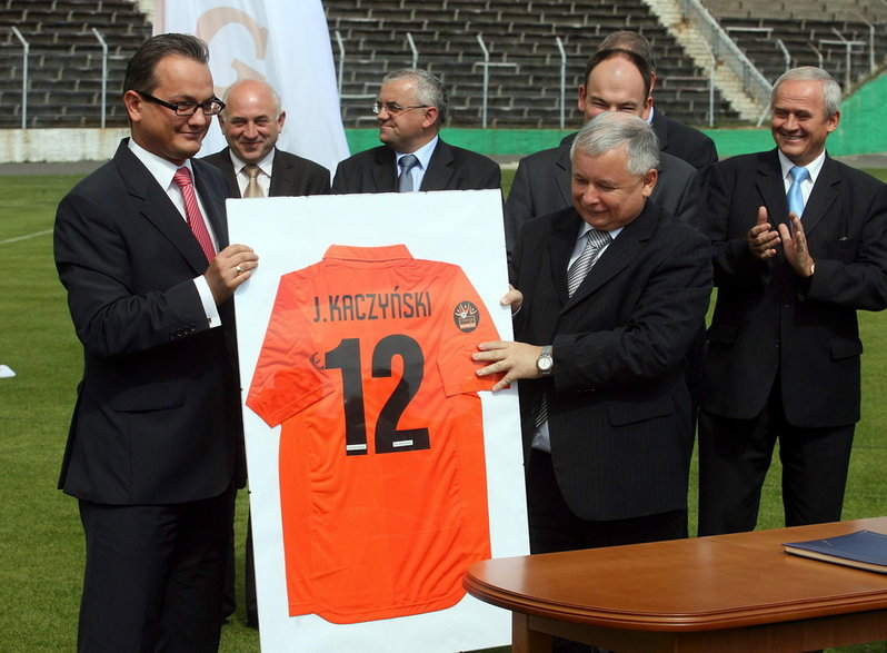 Robert Pietryszyn oraz Jarosław Kaczyński w 2007 r. podczas podpisania umowy na budowę stadionu w Lubinie. 18 lat temu, za poprzednich rządów PiS, Pietryszyn był prezesem należącego do KGHM klubu Zagłębie Lubin