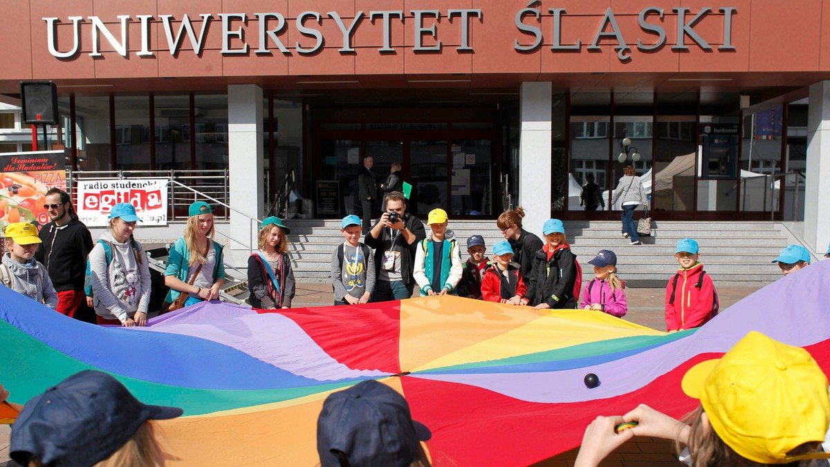 Większość absolwentów największych śląskich uczelni znajduje pracę w trakcie studiów bądź po ich zakończeniu - wynika z raportów akademickich biur karier. Pracują m.in. w branży motoryzacyjnej i finansach; deklarują, że praca jest często zgodna z kierunkiem studiów.