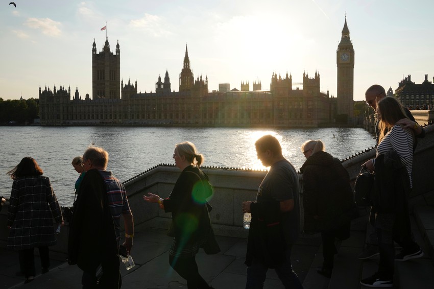 Kilometarski redovi u Londonu za odavanje pošte kraljici Elizabeti