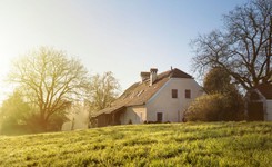 10 sposobów na upał w domu. Klimatyzatory i wentylatory to nie jedyny ratunek