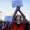 Demonstrant sa likom premijera Albanije i natpisom: "Optuženi Edi Rama ja izdajica nacije" na protestu u Tirani 13. juna
