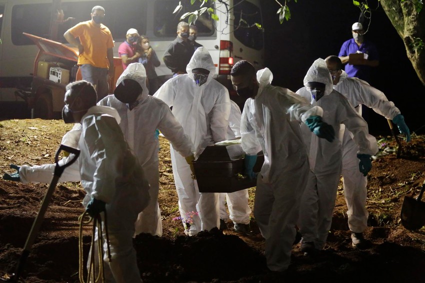 Grobari odnose ekshumirano telo