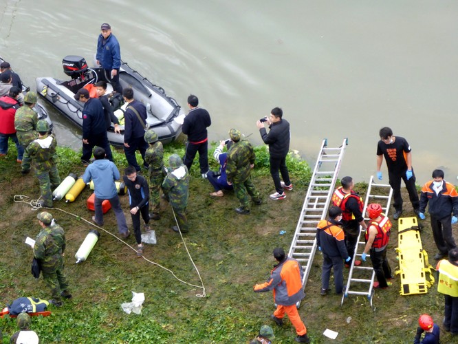 Ekipy ratunkowe na miejscu katastrofy