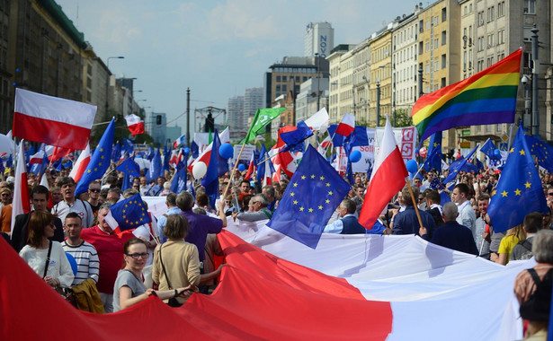 Przepychanki z tęczową flagą na Marszu Wolności. Zandberg bije w PO, Platforma odpowiada