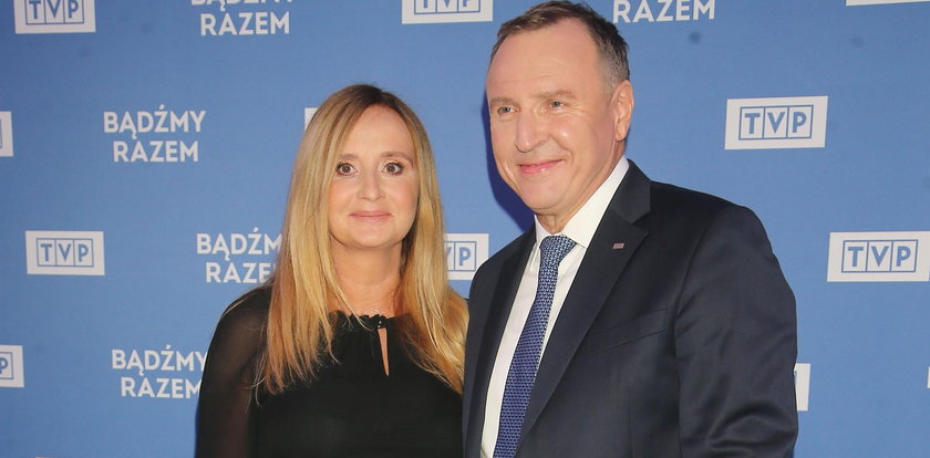 Krysiak ujawnił zarobki byłego męża Joanny Kurskiej w TVP. Głos zabrał znany ksiądz