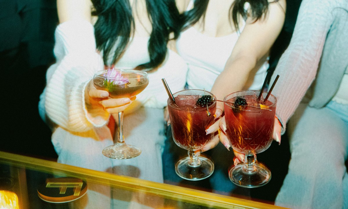 Czy generacja Z rzadziej pije alkohol? W jednej statystyce wypadają wyraźnie lepiej