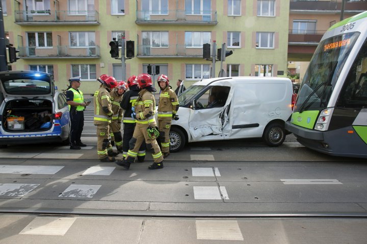 Kolizja w centrum Olsztyna. 64-letni kierowca opla zderzył się z tramwajem [ZDJĘCIA]