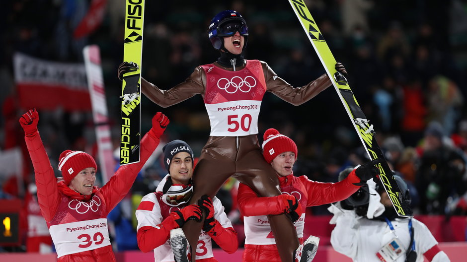 Kamil Stoch niesiony na barkach kolegów po triumfie na igrzyskach w 2018 r.