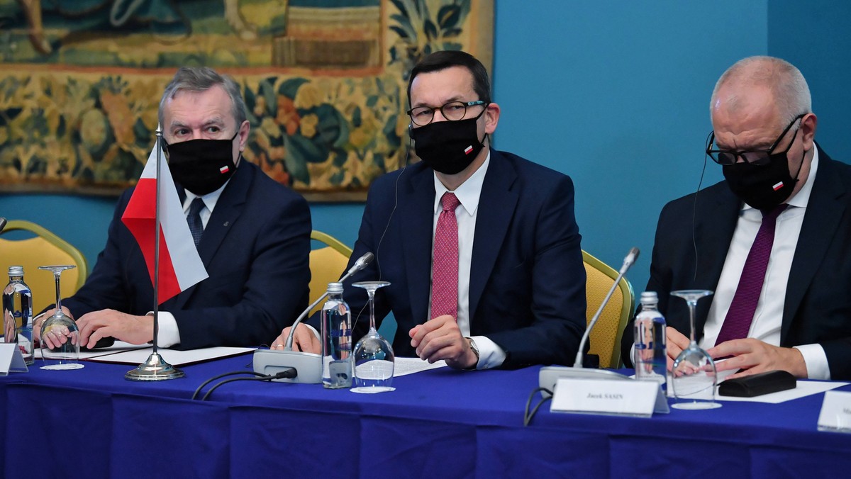 Premier Mateusz Morawiecki (C), wicepremier, Piotr Gliński (L) Jacek Sasin (P) 