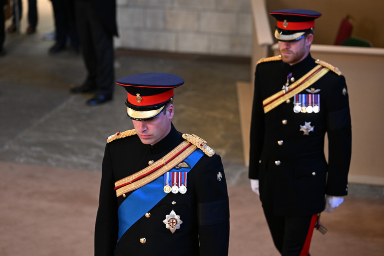 Książę William i książę Harry podczas czuwania w Westminster Hall
