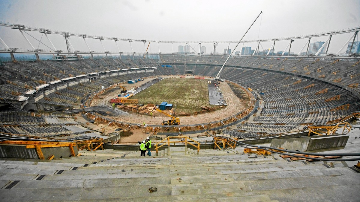 Błędy w wykonaniu uchwytów podtrzymujących konstrukcję linową dachu Stadionu Śląskiego były bezpośrednią przyczyną lipcowej awarii na jego budowie - to główny wniosek z ekspertyzy zamówionej przez władze woj. śląskiego.