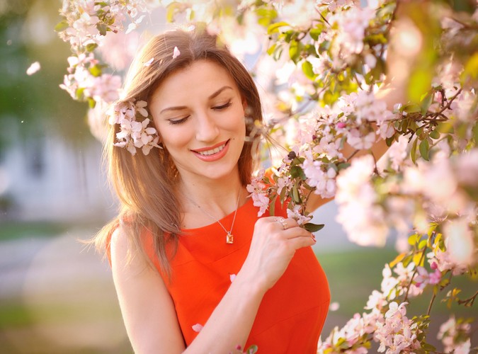 5. Graj w ulubione gry na telefonie, oglądaj filmy, idź na spacer