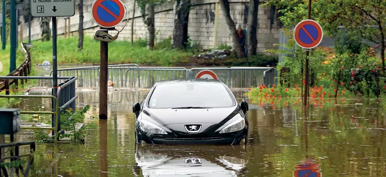 Napływają zalane samochody!