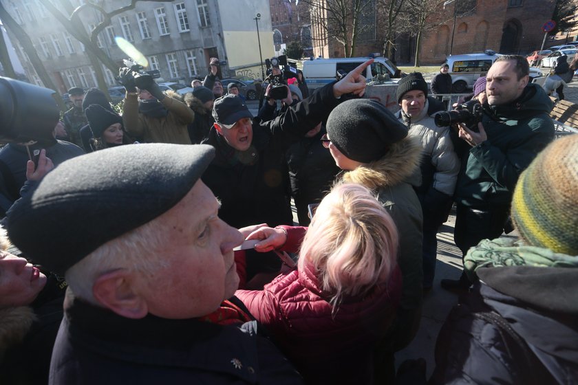 Awantura wokół pomnika ks. Jankowskiego. Doszło do przepychanek