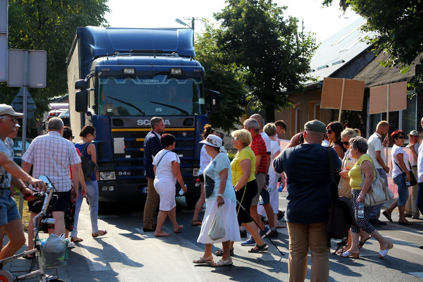 Mieszkańcy Zgierza blokowali ulice. Domagają się zakazu wjazdu samochodów ciężarowych do centrum