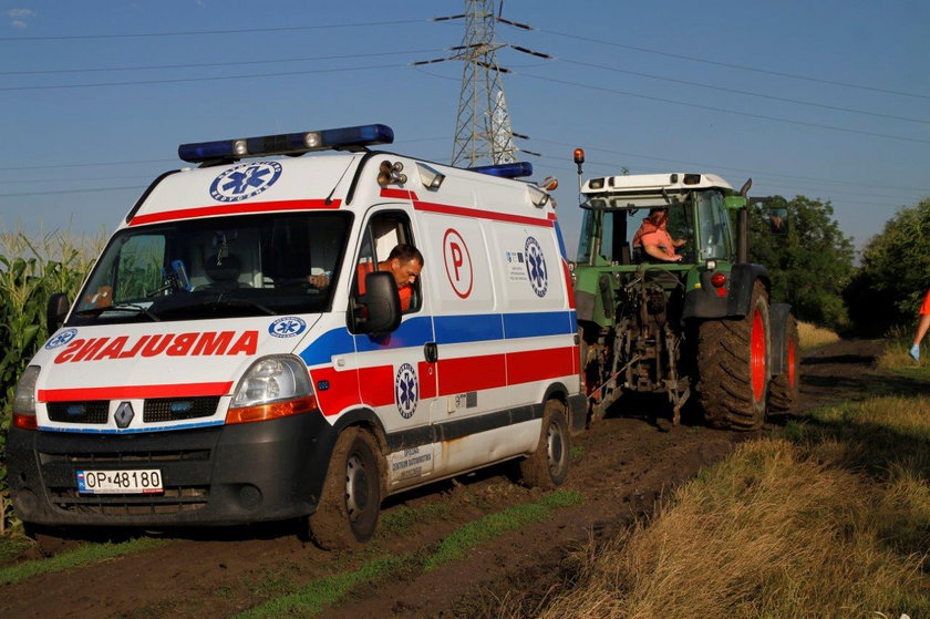 Auto stoczyło się do wody. Ratownicy walczyli o życie kierowcy