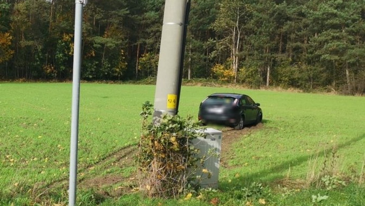 Uderzył w latarnie i ruszył w stronę lasu. Uciekał z 1,5-rocznym dzieckiem