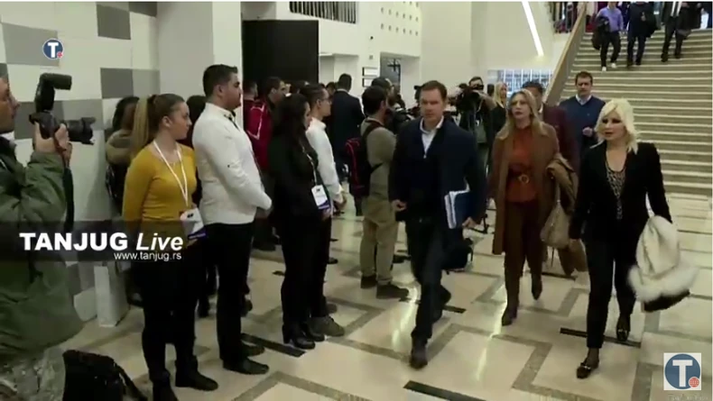 Funkcioneri stižu na sednicu