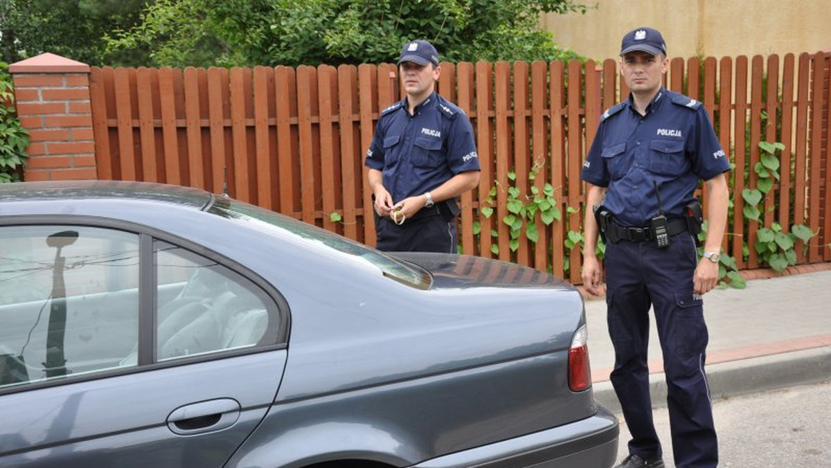 Błyskawiczna interwencja policjantów uratowała 3 letniemu chłopcu życie. Maluch, uwięziony w bmw mógłby zginąć, bo matka zostawiła go w zamkniętym aucie i poszła zrobić zakupy.