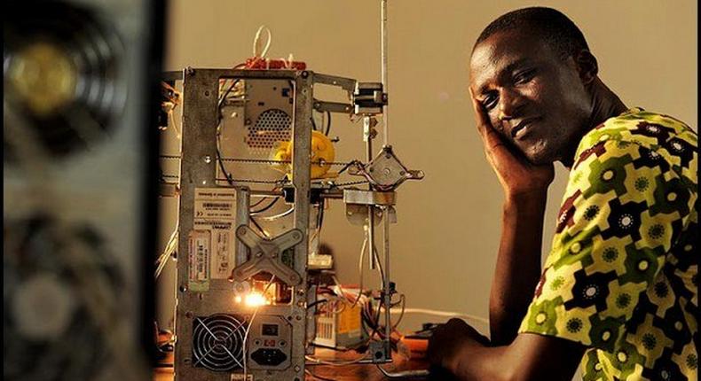 Togo cuts up a fine figure regarding technological innovations. After the second innovation prize for Africa 2014 won by Logou Minsob with Foufoumix, another Togolese, Afate Kodjo Gnikou, author of the 3D printer made with the objects of recyclable material “3D Wafate Printer“, drawn attention.