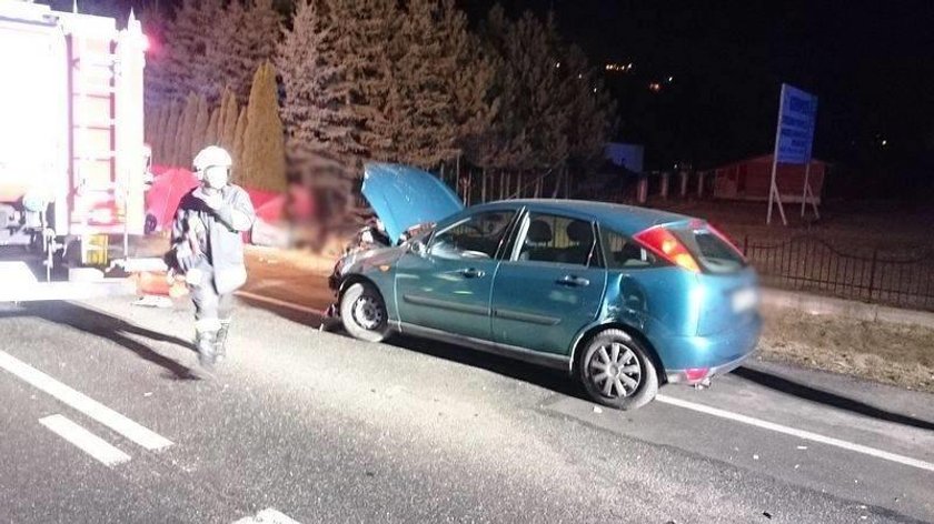 Czołowe zderzenie pod Nowym Sączem. Nie żyje kobieta, dwie osoby ranne