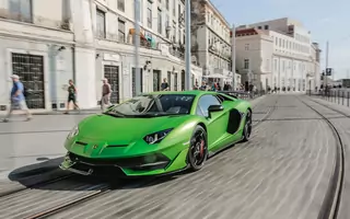 Lamborghini Aventador SVJ – węgiel to podstawa