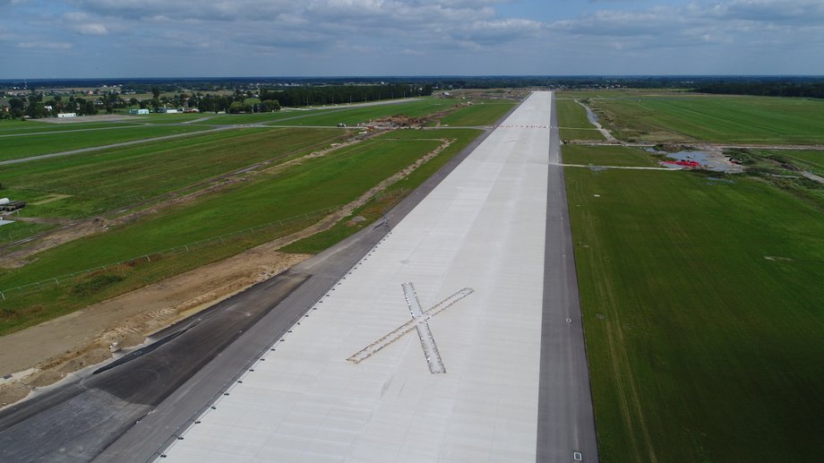 Droga startowa lotniska w Radomiu została zmodernizowana i wydłużona. Pas startowy o długości 2500 m pozwoli na starty i lądownia takich samolotów jak Boeing 787 Dreamliner (kod E). 