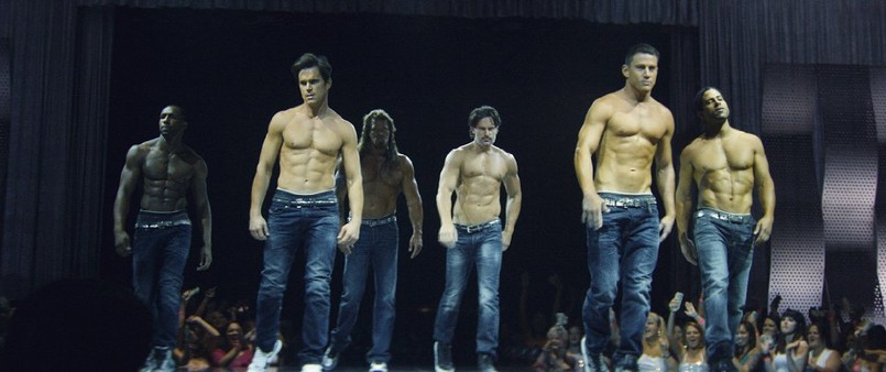 A panowie z "Magic Mike’a XXL" prezentują się znakomicie. Są wśród nich przystojniacy znani z dużego i małego ekranu: Matt Bomer, Joe Manganiello i Adam Rodriguez. W roli głównej występuje zaś Channing Tatum, który podjął się również produkcji filmu oraz pracował nad scenariuszem. Sam film zaś jest rozrywką w najczystszej postaci – pokazem pięknych ciał i niesamowitych umiejętności tanecznych, a przy okazji pochwałą męskiej przyjaźni.