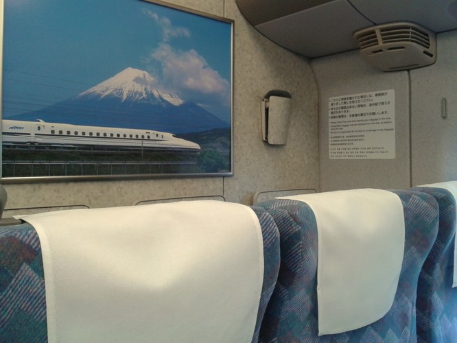 Pomimo dużej szybkości jazdy podróż shinkansenem należy do bardzo komfortowych. Pociągi są ciche i niemal zupełnie pozbawione wstrząsów. W porównaniu z polskimi pociągami jest też bardzo dużo miejsca na nogi.