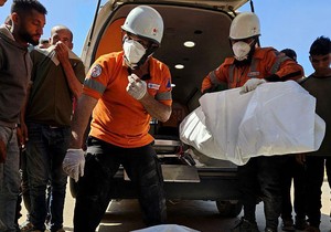 Ekipe civilne odbrane odnose telo posle izraelskog udara na Kan Junis | Foto: Getty Images