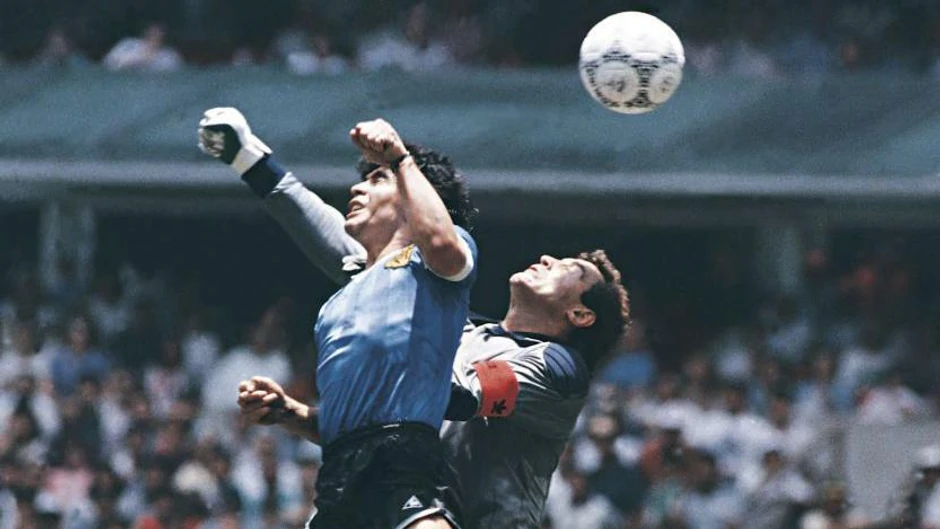 Maradona postiže gol „božija ruka" pored golmana Pitera Šiltona | Foto: Getty Images