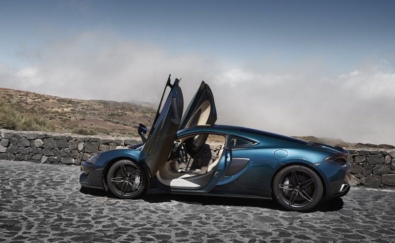 Przebite opony w McLarenie i rachunek na kwotę 450 tys. zł