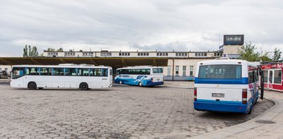 Przerażające. Obudziła się w środku nocy w zamkniętym autobusie. Uratował ją telefon. Co się stało?