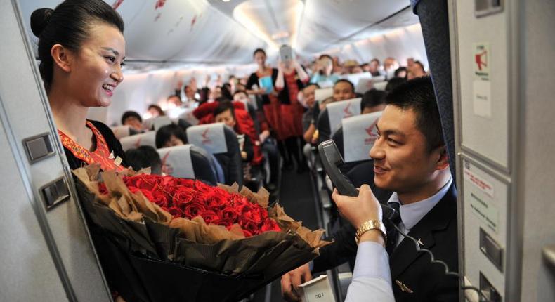 Flight attendant proposes to girlfriend mid-air on Valentine's Day