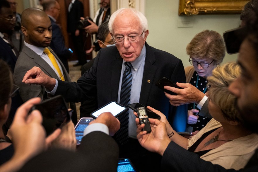 Senator Bernie Sanders rozmawiający z reporterami po spotkaniu z prezydentem Joe Bidenem, 14 lipca 2021 r. 