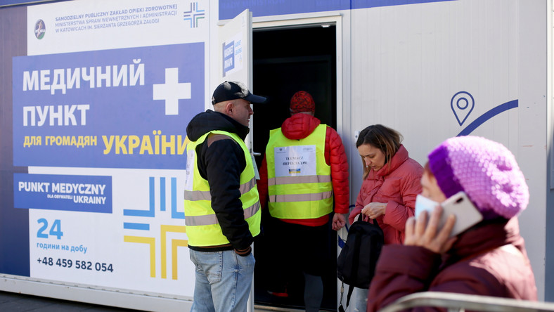 Punkt medyczny dla uchodźców z Ukrainy przy dworcu kolejowym w Katowicach