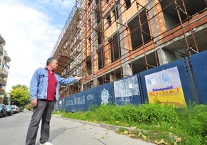 388641_novi-sad-2045-goran-karanov-pet-godina-cekaju-stanove-ugao-djordja-rajkovica-i-marka-miljanova-foto-robert-getel