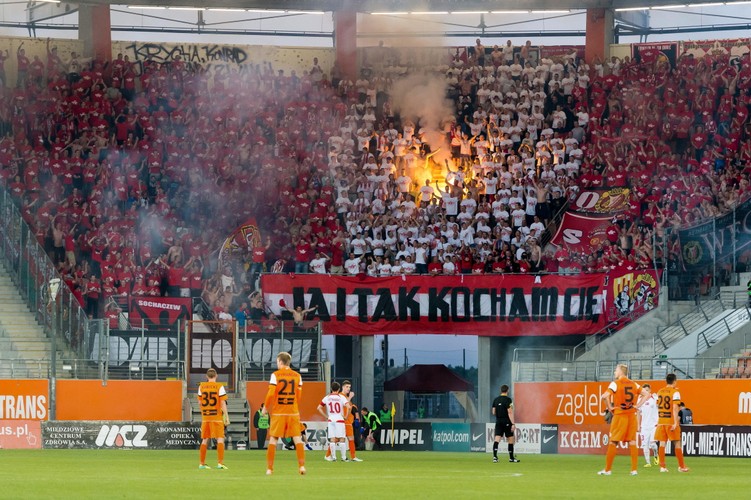 Kibole Zagłębia trafili racą bramkarza Widzewa Mecz przerwany. ZDJĘCIA