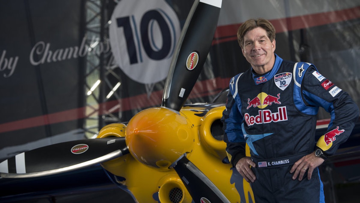 W sezonie 2014, dwukrotny Mistrz Świata Red Bull Air Race Kirby Chambliss przesiadł się z oryginalnego Edge'a 540 do jego nowej odmiany - V3. Poprosiliśmy aby jako jeden z pierwszych pilotów, którzy latali samolotami Edge w wyścigach, opowiedział nam o różnicach, jakie występują pomiędzy bliźniaczymi modelami.